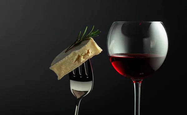 Glas Rött Vin Och Camembert Ost Med Rosmarin Svart Bakgrund — Stockfoto