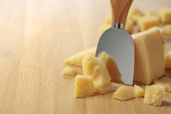 Parmesan Cheese Knife Wooden Cutting Board —  Fotos de Stock