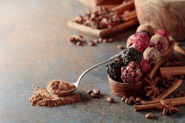 Çikolatalı trüf ve kakao tozlu kaşık. Antika bir masada tarçın, anason ve kahve çekirdekli şekerler. Boşluğu kopyala.