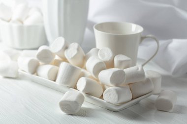 Beyaz ahşap bir masada beyaz şekerlemeler..