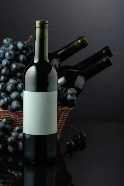 Red Wine Blue Grapes Black Reflective Background Focus Empty Label — Stock Photo, Image