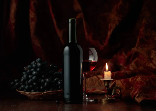 Νεκρή Ζωή Κόκκινο Κρασί Σταφύλια Και Ένα Αναμμένο Κερί Ένα — Φωτογραφία Αρχείου