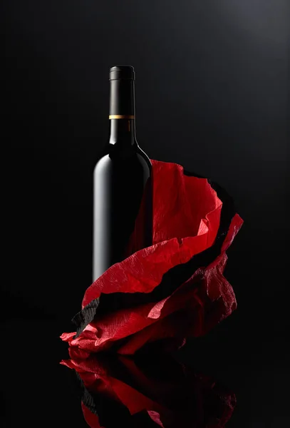 Bottle Red Wine Crumpled Paper Black Reflective Background — Stock Photo, Image