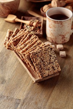 Tahta bir masada ayçekirdeği ve keten tohumlu çıtır krakerler..