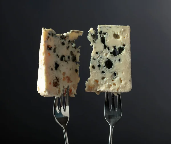 Blue Cheese Slices Black Background — Stock Photo, Image