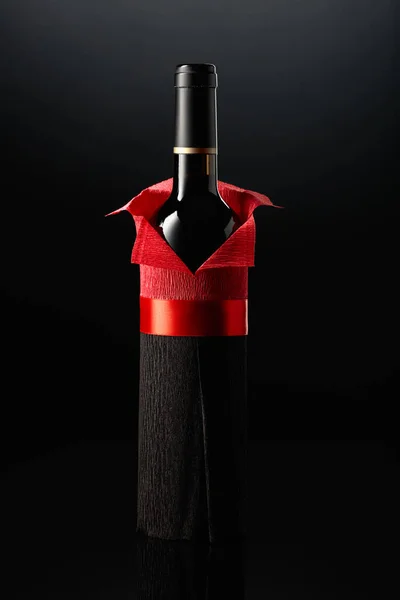 Bottle Red Wine Wrapped Crepe Paper Black Background Bottle Looks — Stock Photo, Image