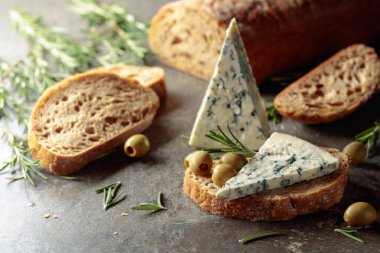 Yeşil zeytinli mavi peynir, biberiye ve taze ekmek..