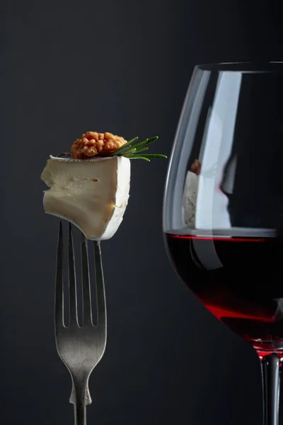Czerwone Wino Miękki Ser Orzechami Włoskimi Rozmarynem Przestrzeń Kopiowania — Zdjęcie stockowe