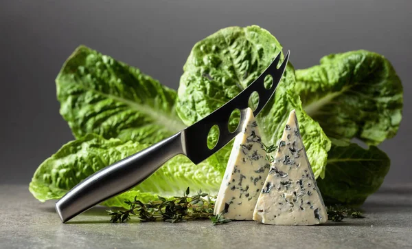 Blue Cheese Slices Lettuce Thyme Cheese Knife — Stock Photo, Image