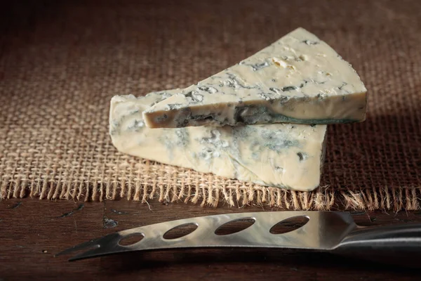 Modrý Nůž Sýr Sýr Starém Dřevěném Stole — Stock fotografie