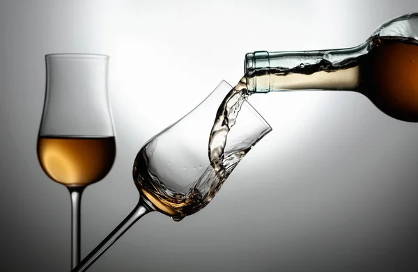 Bril Met Premium Alcohol Het Drankje Wordt Uit Een Fles — Stockfoto