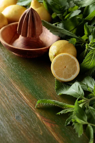 Fresh Juicy Lemons Mint Old Wooden Background — Stock Photo, Image