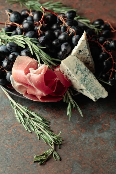 Prosciutto Blue Cheese Grapes Rosemary Vintage Background — Stock Photo, Image