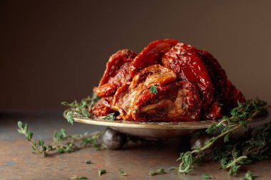 Kekik ve zeytinyağlı güneşte kurutulmuş domatesler. Boşluğu kopyala.