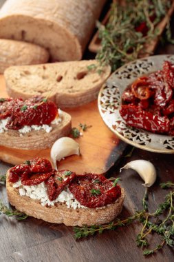 Ricotta, güneşte kurutulmuş domates ve kekik. Geleneksel Akdeniz atıştırması.
