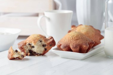 Beyaz ahşap bir masada ev yapımı üzümlü kek.. 
