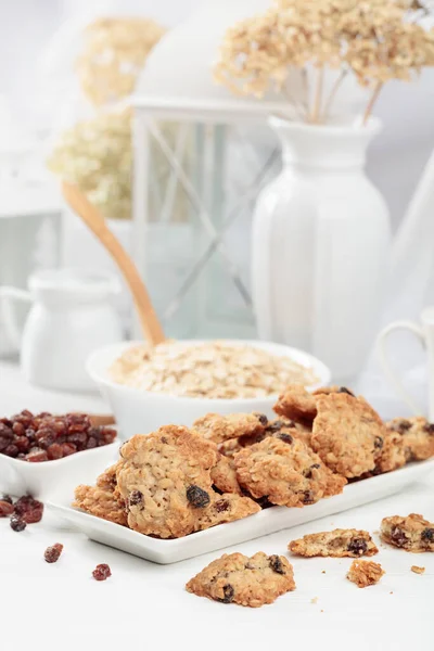 Haferflocken Rosinen Kekse Auf Einem Weißen Tisch — Stockfoto