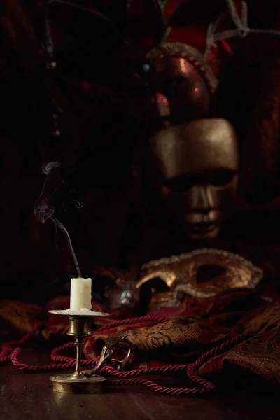在古老的黄铜烛台和狂欢节的面具中 用熄灭的蜡烛过着平静的生活 — 图库照片