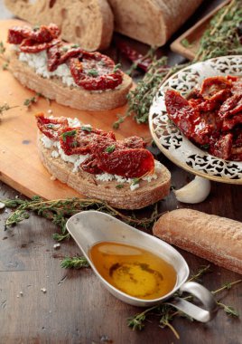 Ricotta, güneşte kurutulmuş domates ve kekik. Geleneksel Akdeniz yemeği. Seçici odak.