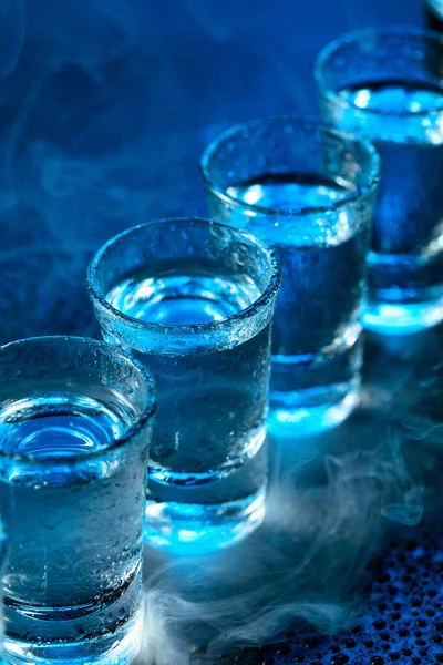 Nasse Wodkagläser Rauch Auf Dunkelblauem Hintergrund Selektiver Fokus — Stockfoto