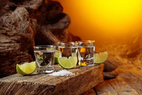 Tequila Plastrami Soli Wapna Starej Drewnianej Desce — Zdjęcie stockowe