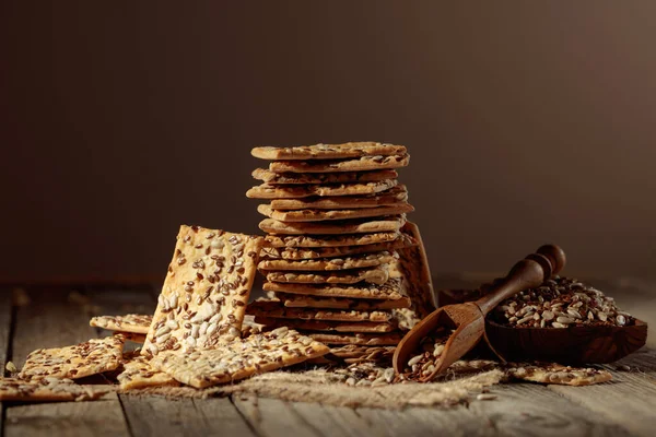 Biscoitos Crocantes Com Sementes Girassol Linho Uma Velha Mesa Madeira — Fotografia de Stock