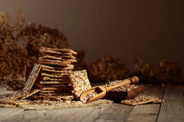 Crispy Crackers Sunflower Flax Seeds Old Wooden Table Simple Healthy — Fotografia de Stock