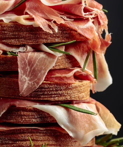 意大利意大利意大利意大利火腿或西班牙果酱与面包和迷迭香 宏观射门 — 图库照片