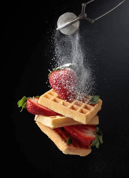 Siyah Zemin Üzerine Şeker Tozu Serpiştirilmiş Taze Çilekli Waffle Lar — Stok fotoğraf