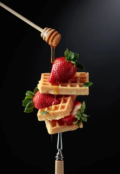 Waffeln Mit Erdbeeren Und Honig Auf Schwarzem Hintergrund — Stockfoto