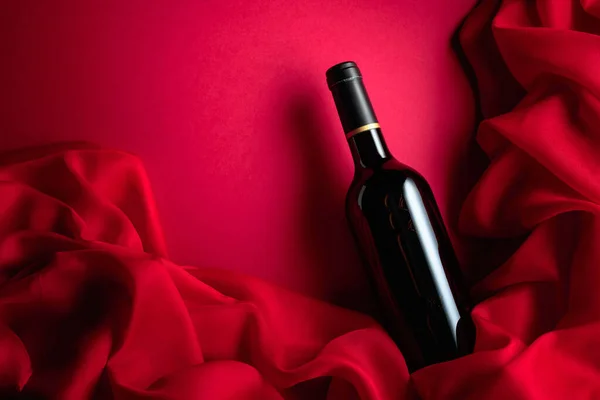 Eine Flasche Rotwein Auf Rotem Hintergrund Ansicht Von Oben — Stockfoto