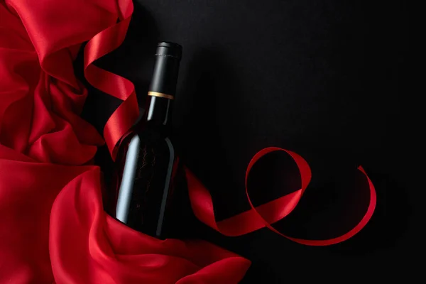 Μπουκάλι Κόκκινο Κρασί Κόκκινο Σατέν Μαύρο Φόντο Άνω Όψη — Φωτογραφία Αρχείου