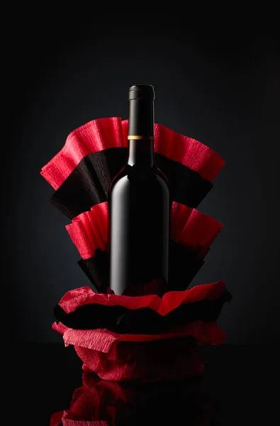 Bottle Red Wine Crumpled Paper Black Reflective Background — Foto Stock
