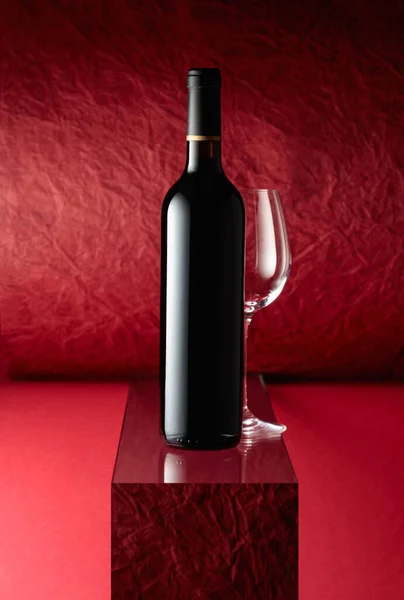 Bottle Red Wine Empty Wine Glass Red Background — Stock Photo, Image