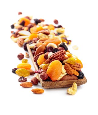 Beyaz arka planda izole edilmiş fındık ve kurutulmuş meyve karışımı. Sunulan kayısılar, kuru üzümler, cevizler, fındıklar, cevizler, cevizler ve bademler..