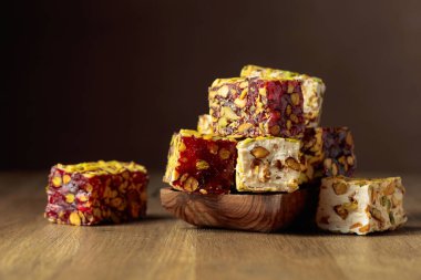 Geleneksel Türk lokumu ahşap bir masada küçük bir tabakta.