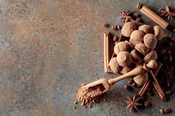 Trufe Ciocolată Lingură Pudră Cacao Bomboane Scorțișoară Anason Boabe Cafea — Fotografie, imagine de stoc