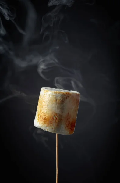 Rostade Marshmallows Med Rök Svart Bakgrund — Stockfoto