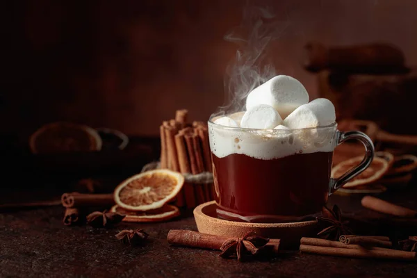 Varm Choklad Med Marshmallows Vinter Dryck Med Kryddor Mörkbrun Bakgrund — Stockfoto