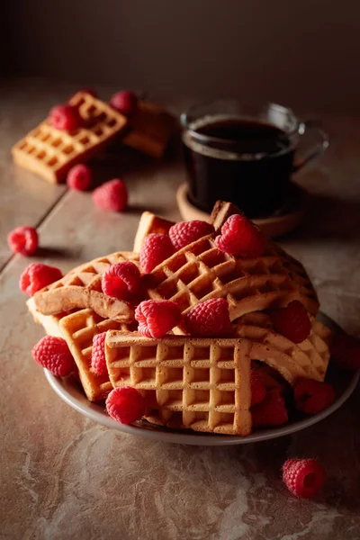 Kahverengi Arka Planda Ahududu Sade Kahveyle Belçika Waffle — Stok fotoğraf