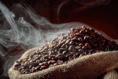 Orta pişmiş kahve çekirdekleri çuval içinde dumanlıdır..