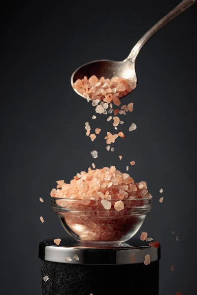 Rosafarbenes Salz Wird Eine Kleine Glasschale Gegossen — Stockfoto