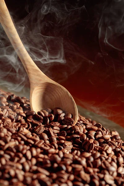 中焙煎のコーヒー豆は 焙煎パンでスモーキーです スペースのコピー — ストック写真