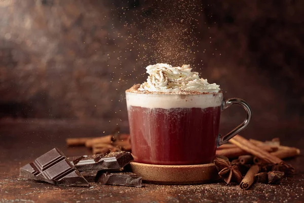Varm Choklad Med Vispgrädde Beströdd Med Kakaopulver — Stockfoto