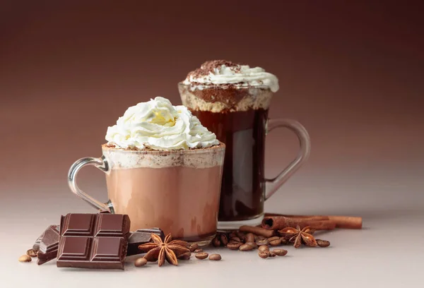 Varm Choklad Och Kaffe Med Vispad Grädde Beströdd Med Chokladsmulor — Stockfoto