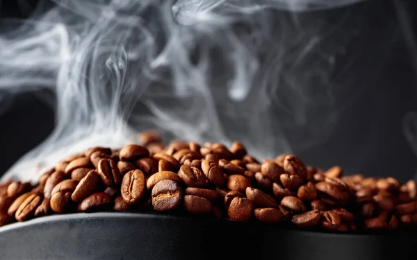 黒地にコーヒー豆を蒸す 選択的フォーカス スペースのコピー — ストック写真