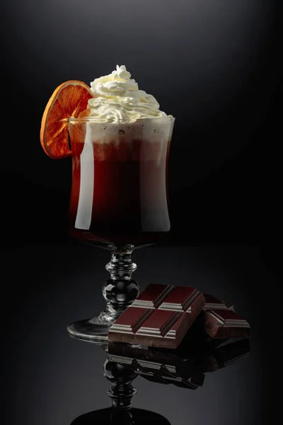 Cóctel Chocolate Con Crema Batida Adornada Con Una Rebanada Naranja —  Fotos de Stock