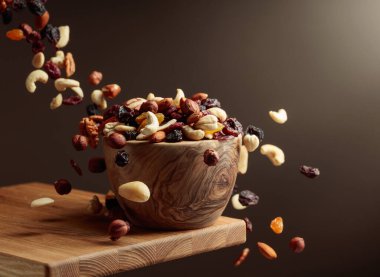 Uçan kurutulmuş meyve ve fındık. Fındık ve kuru böğürtlen karışımı ahşap bir kasede.. 