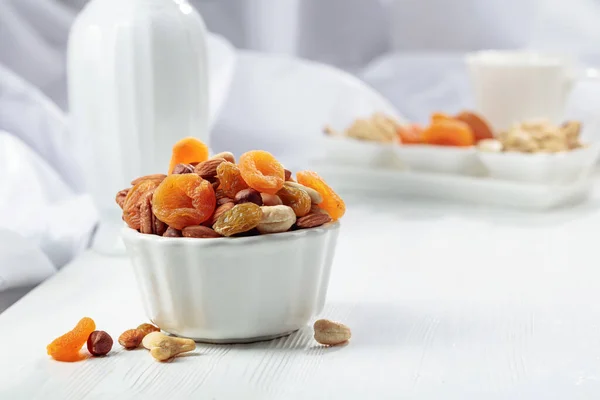 Getrocknete Früchte Und Verschiedene Nüsse Auf Einem Weißen Holztisch — Stockfoto
