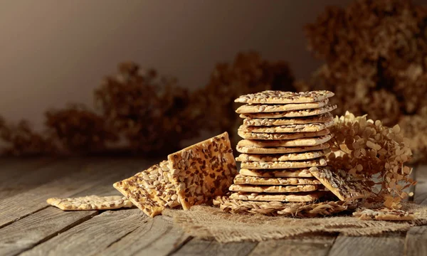 Crispy Crackers Sunflower Flax Seeds Old Wooden Table Simple Healthy — Φωτογραφία Αρχείου